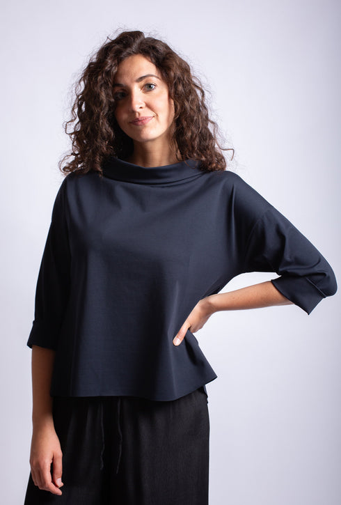 Top elegante con ampio dolcevita Inga